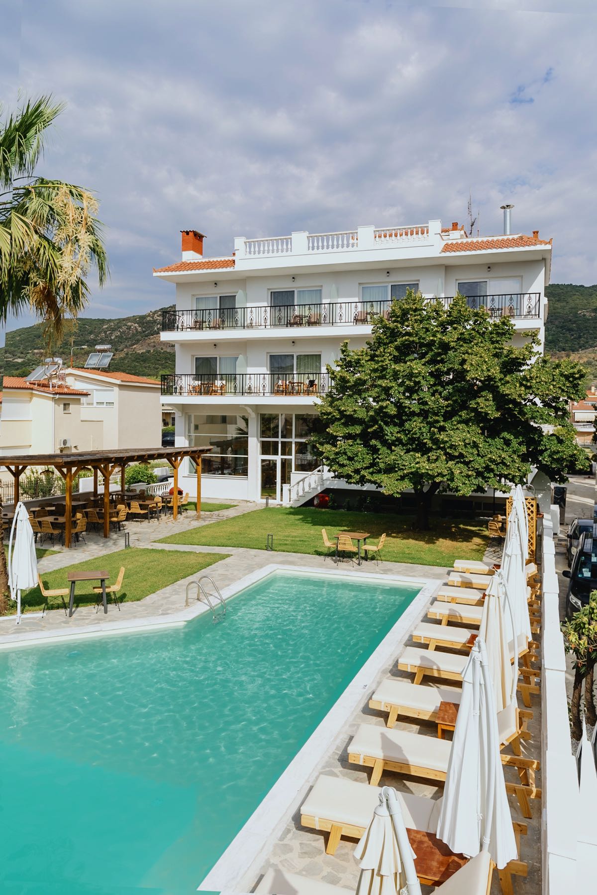 Tiara Holidays - Blue Bay Hotel pogled na bazen i zgradu